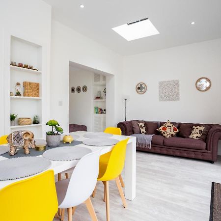 Large Modern Family Home วินด์เซอร์ ภายนอก รูปภาพ