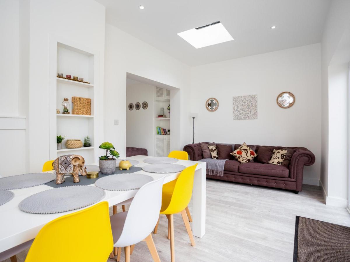 Large Modern Family Home วินด์เซอร์ ภายนอก รูปภาพ